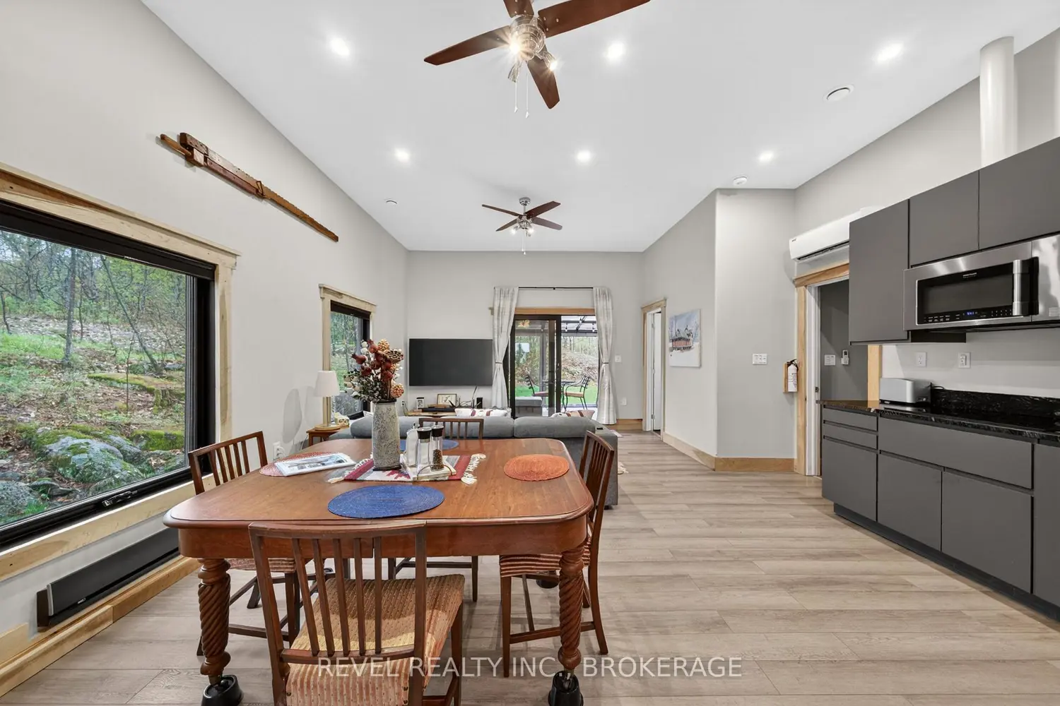2207 Wellington Street photo 3