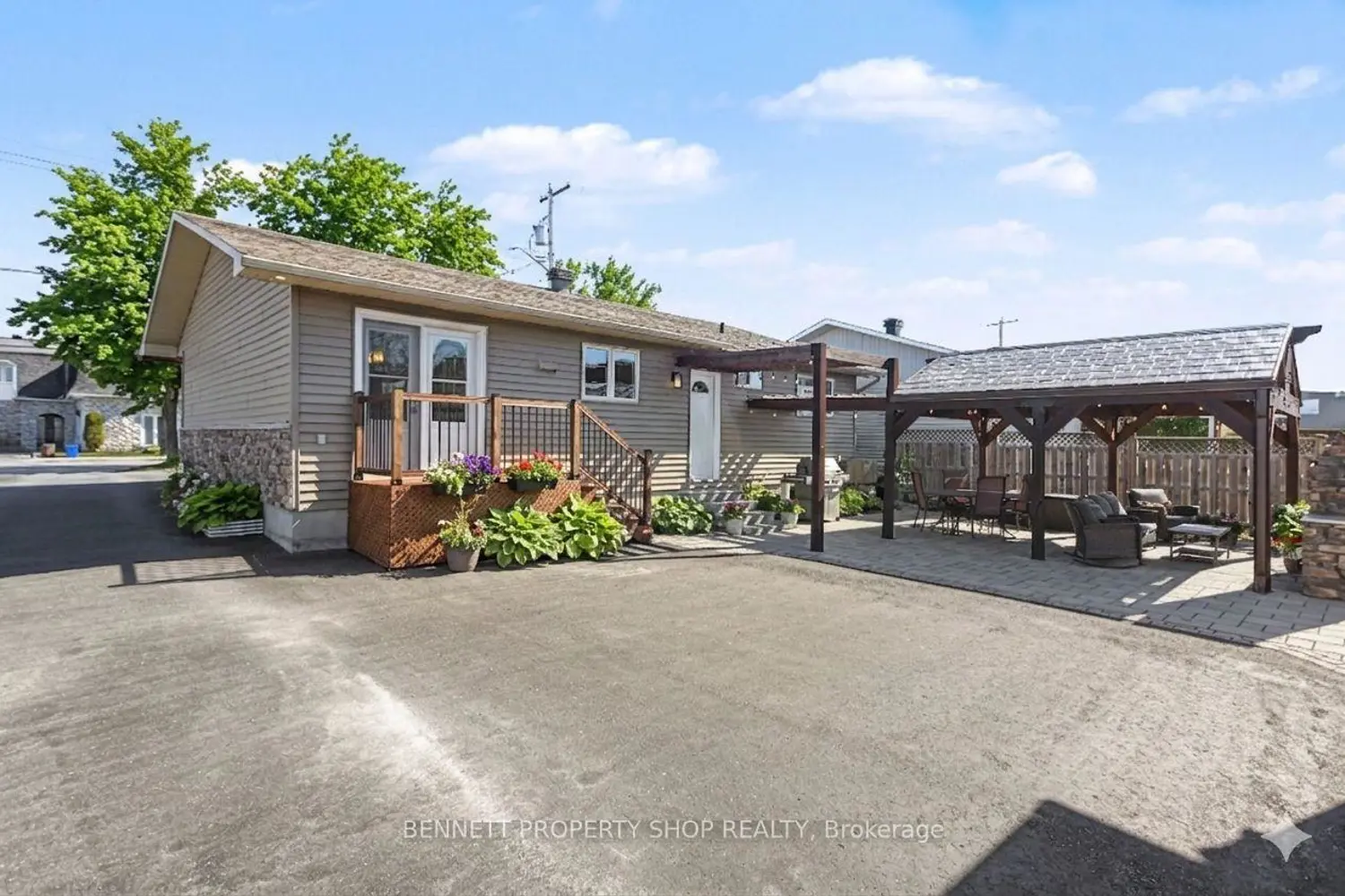 493 Laurier Street photo 2