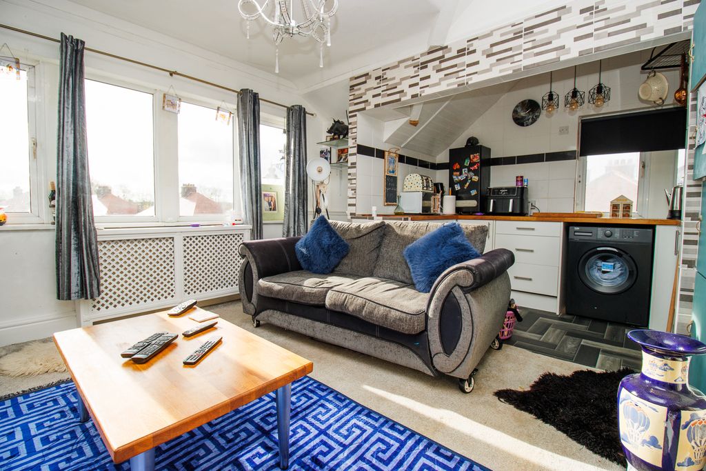 1 bed flat for saleStation Avenue, Filey YO14 photo 2