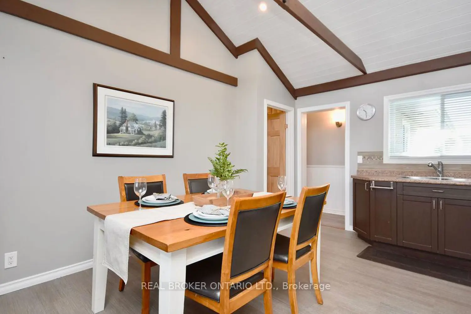 5818 Victoria Park Road photo 3