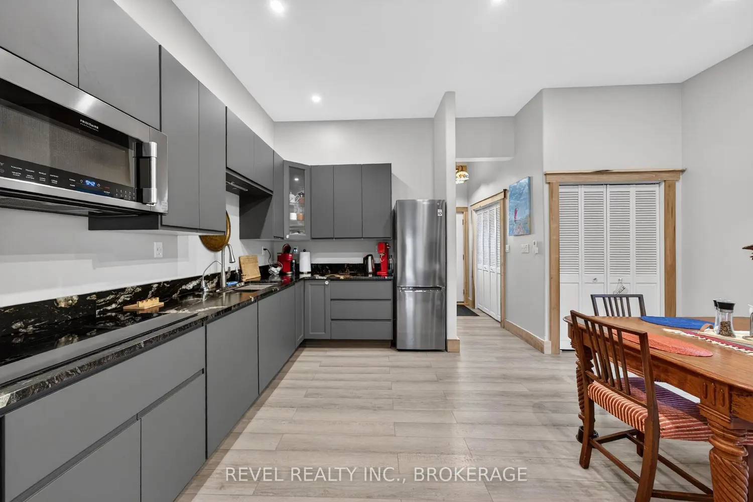 2207 Wellington Street photo 4