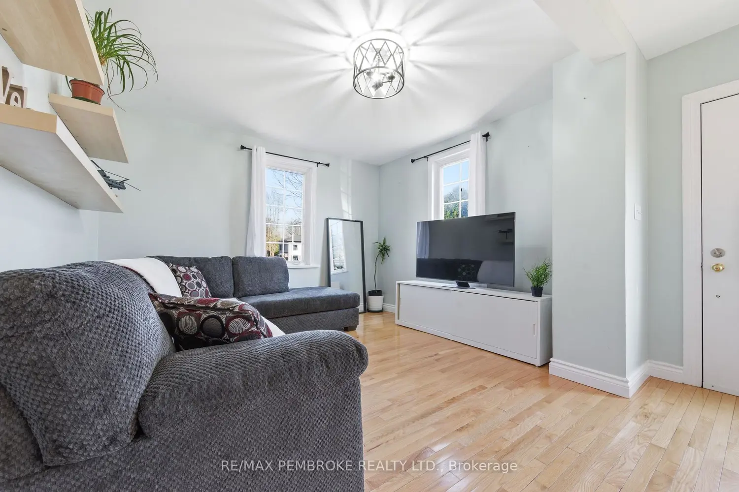 566 Perth Street photo 5