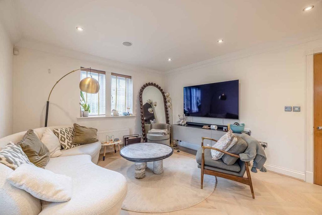 Additional image 10 of 2 bed flat for salePackhorse Road, Gerrards Cross SL9
