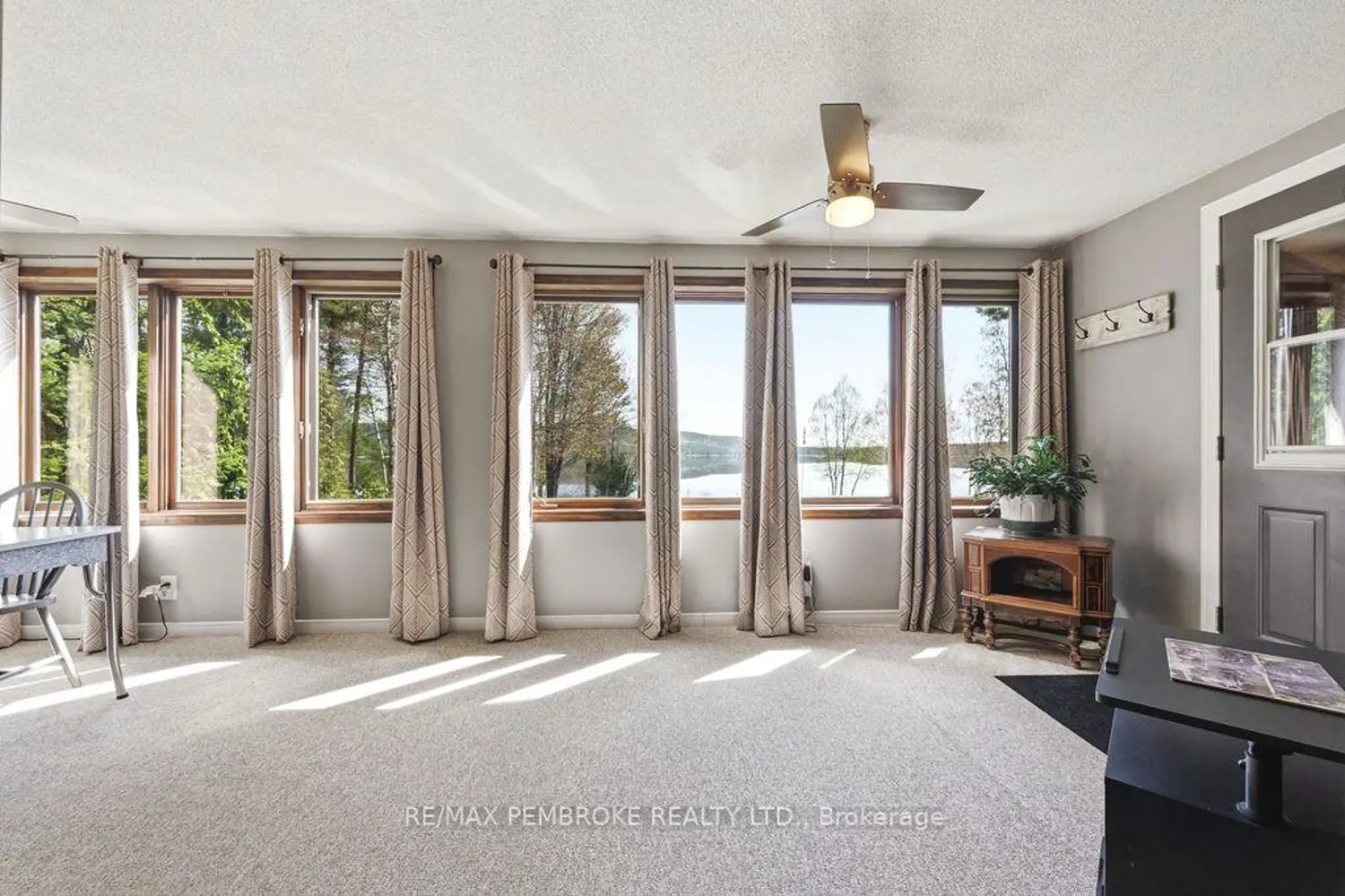634 Goldfinch Way photo 4