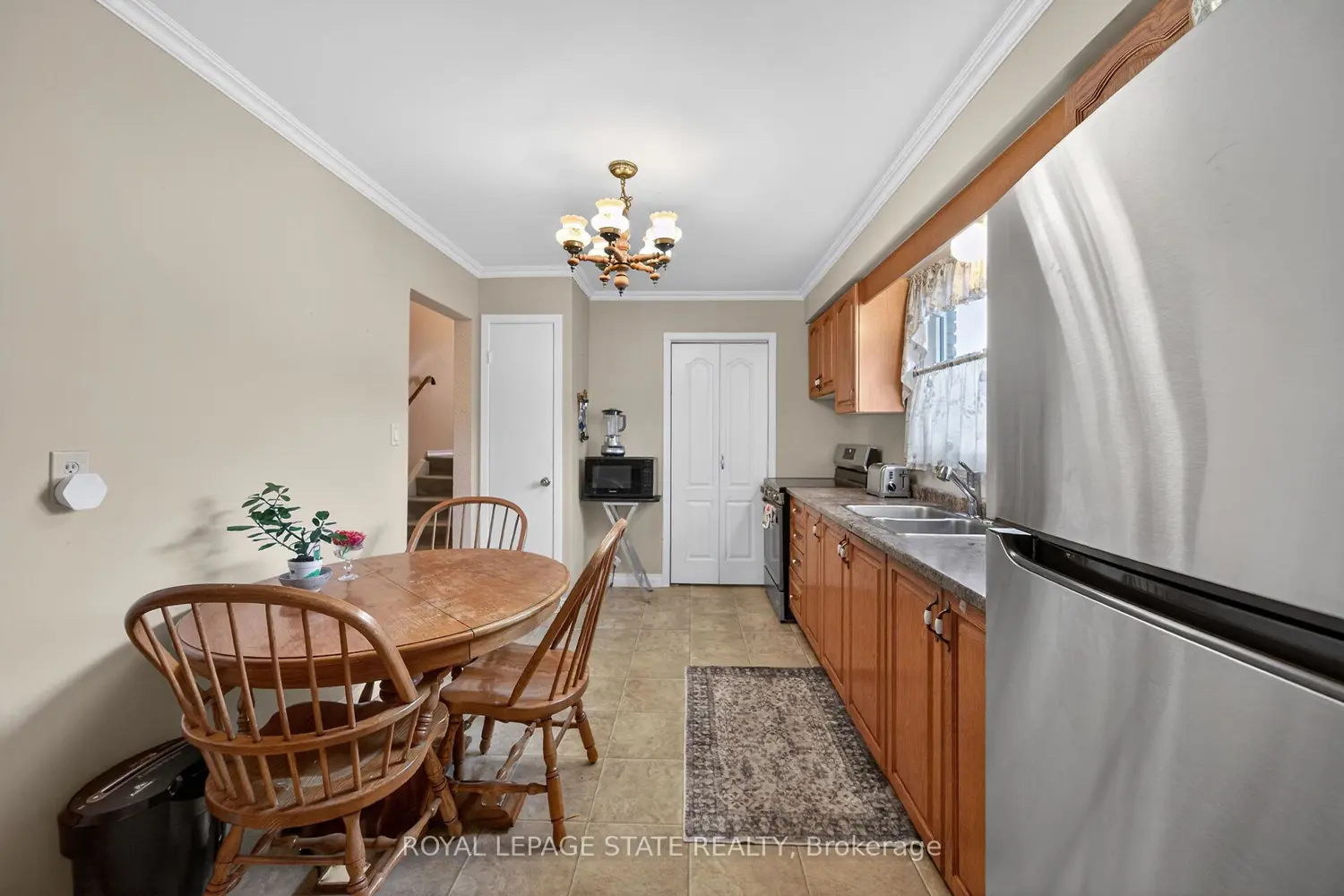 582 Woodview Road photo 5