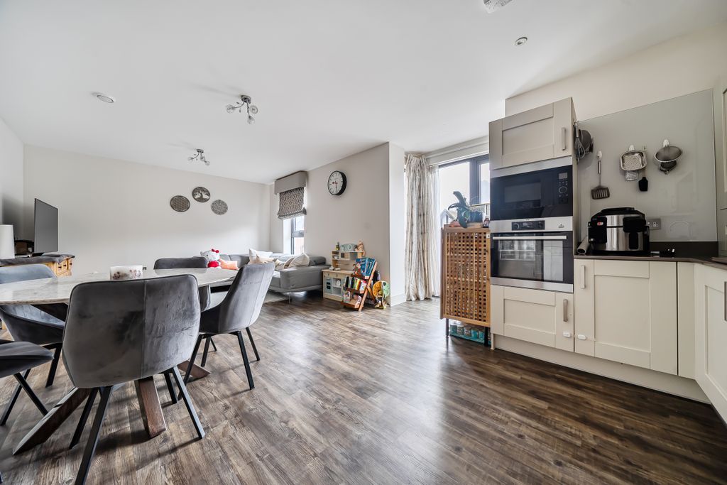 2 bed flat for saleDenzil Road, Guildford GU2 photo 4