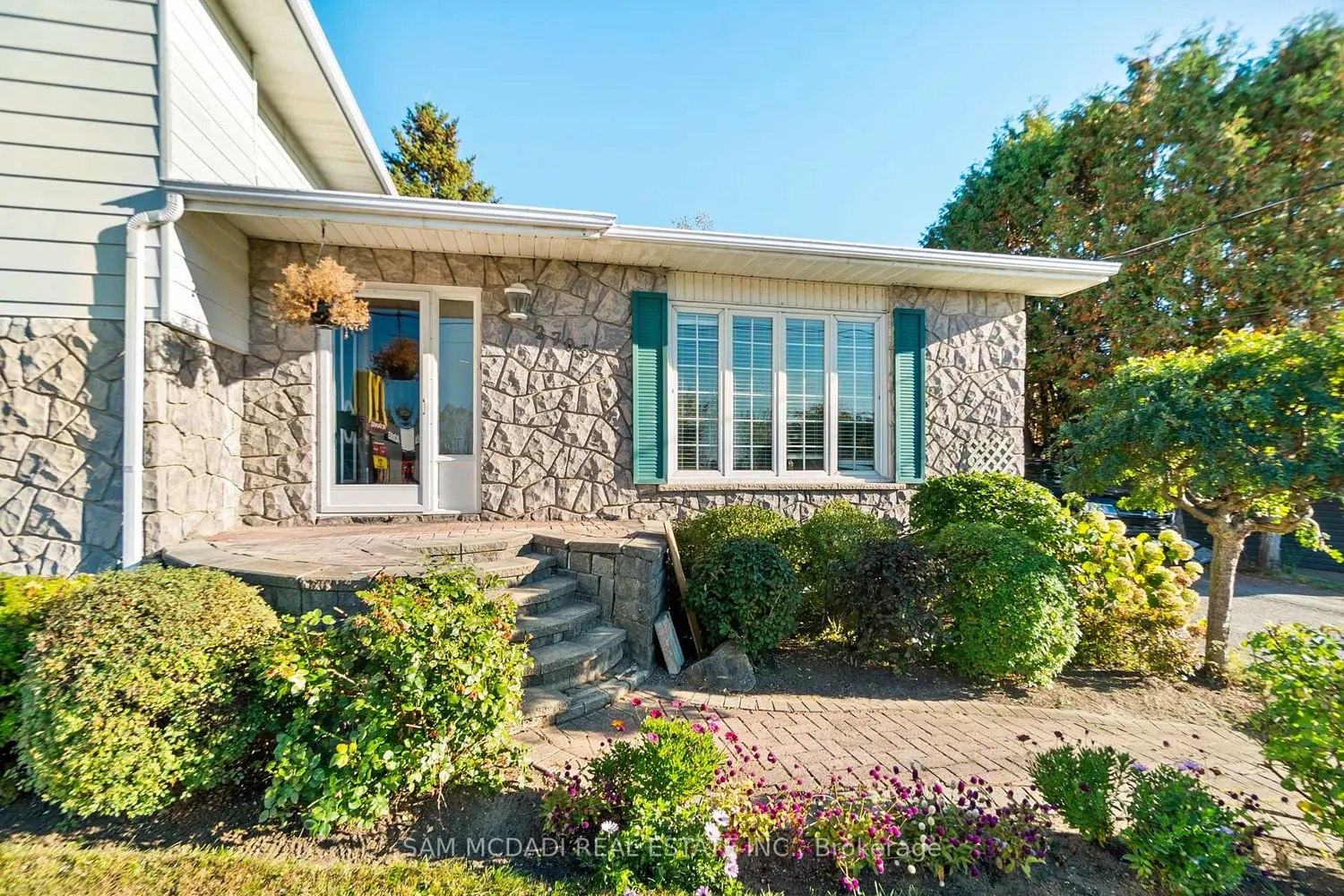 2705 Laurier Street photo 4