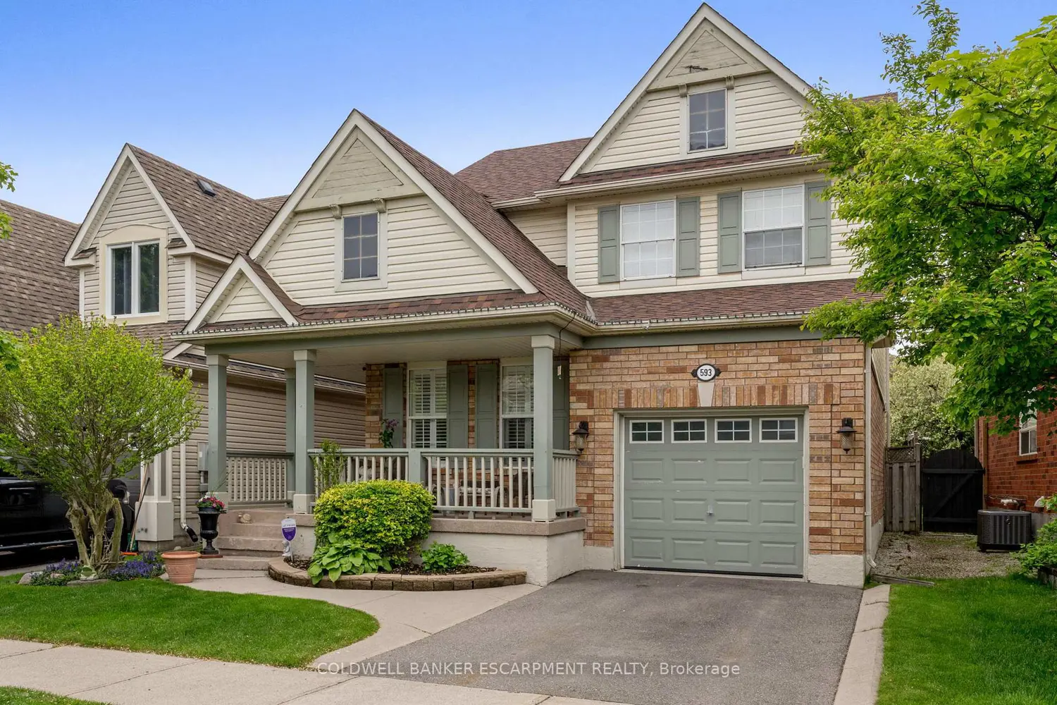 593 Caverhill Crescent photo 2