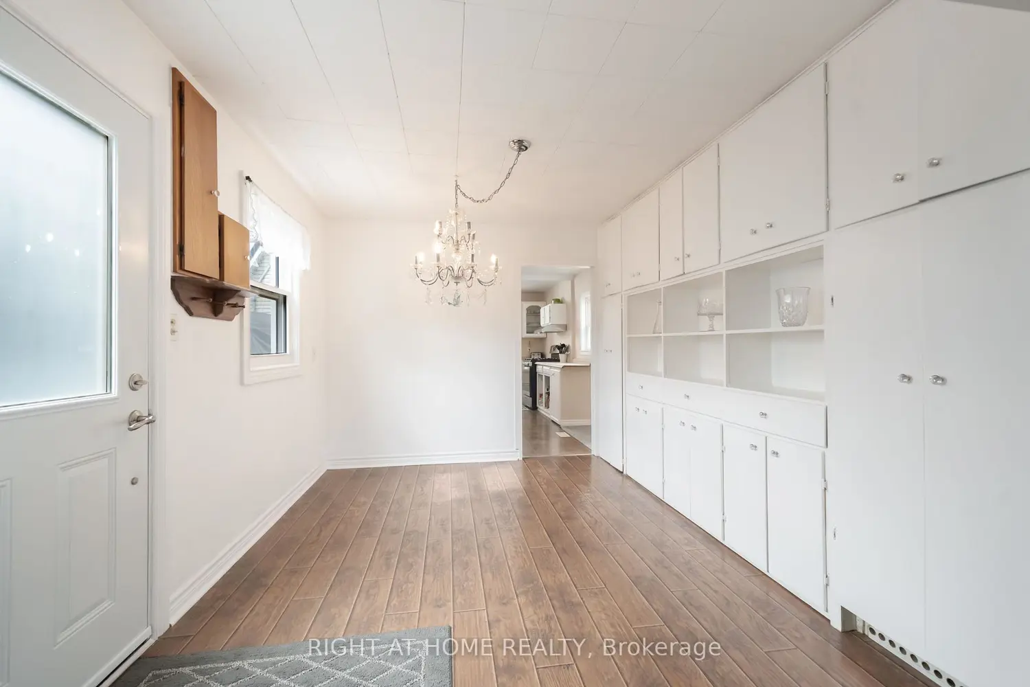 3392 Coronation Avenue photo 2