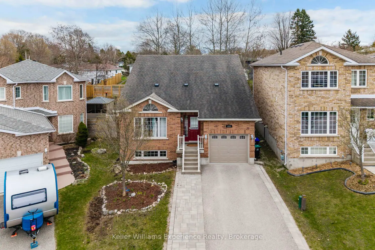 1005 Whitney Crescent photo 2