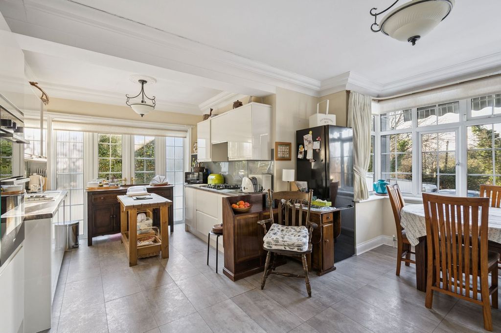 Additional image 6 of 3 bed flat for saleAmersham Road, Gerrards Cross SL9