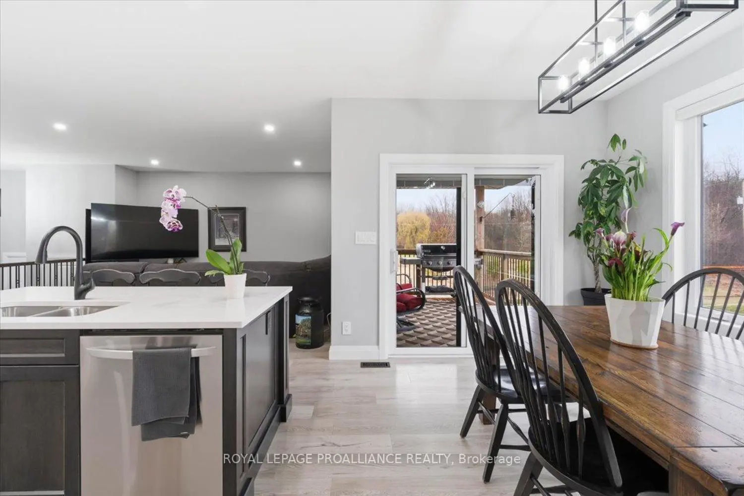 564 Willett Road photo 4