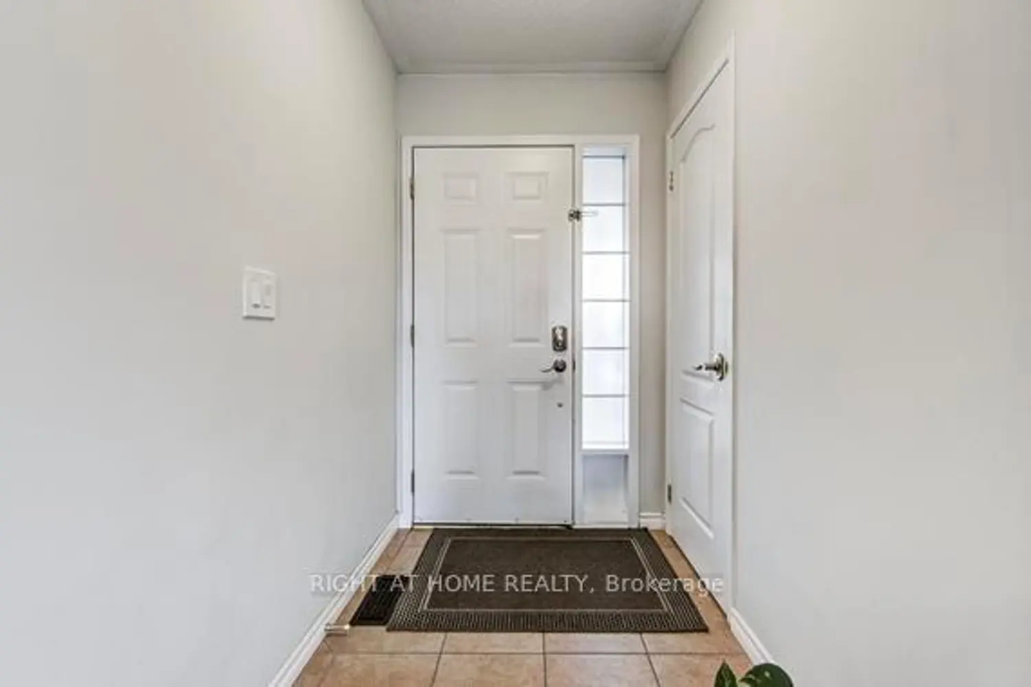 4864 Capri Crescent photo 3