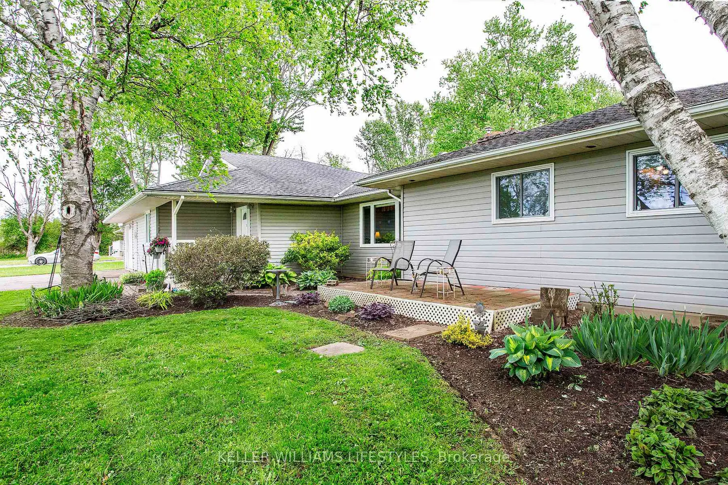 1468 Gainsborough Road photo 4