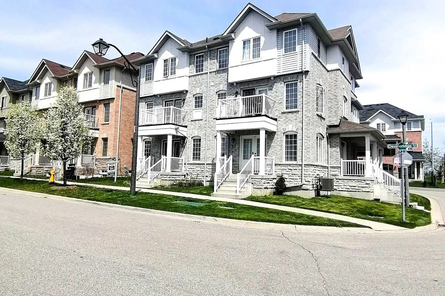 51 Devineridge Avenue photo 4