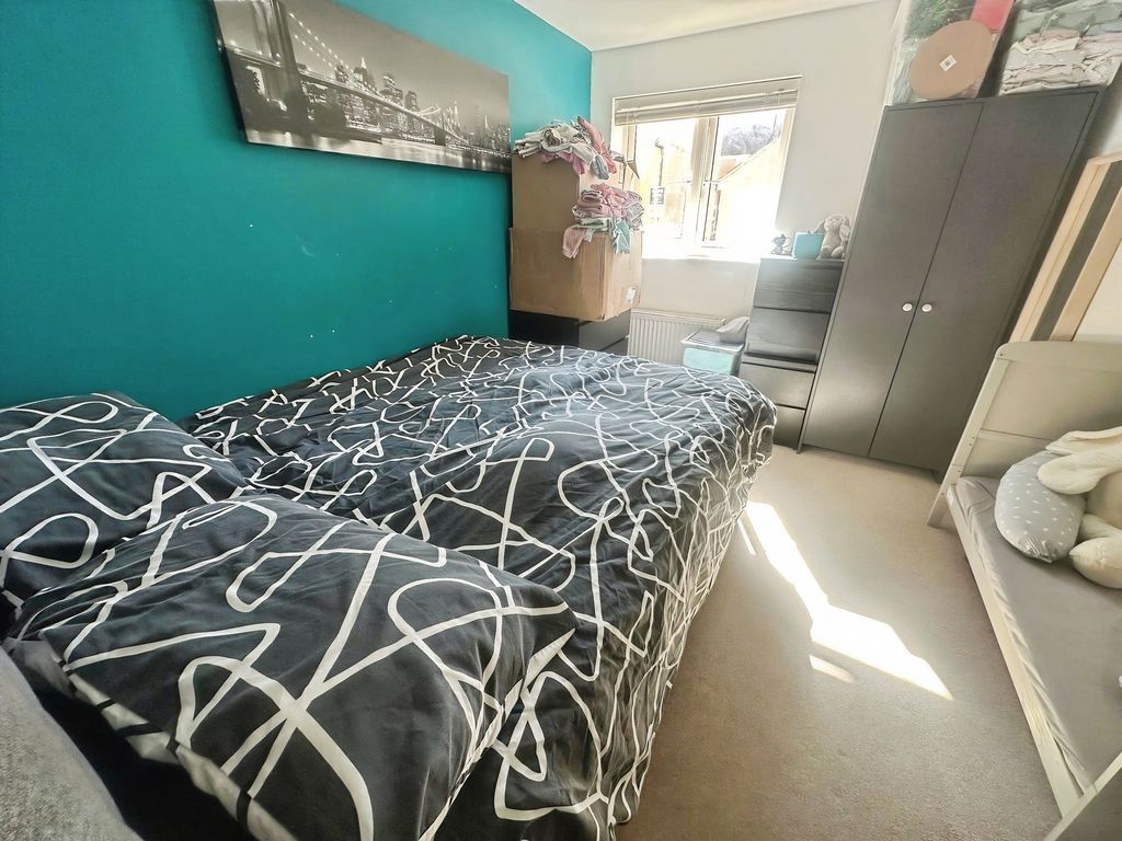 1 bed flat for saleDyson Road, Swindon SN25 photo 4