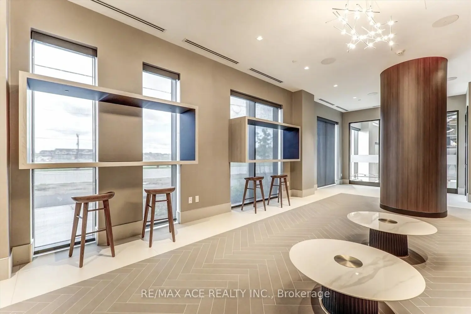 2550 Simcoe Street 809 photo 4