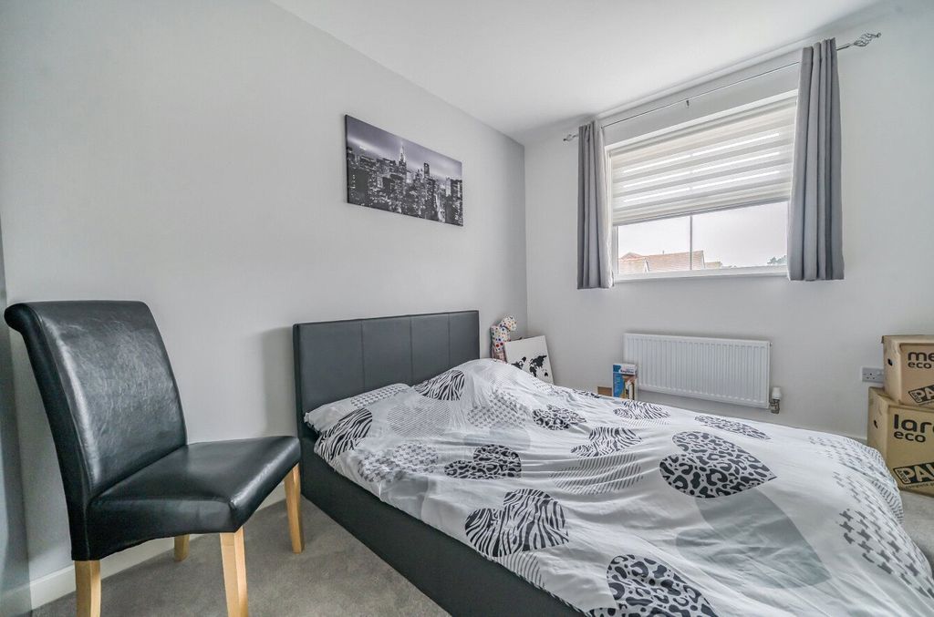 Additional image 5 of 2 bed flat for saleHurst Avenue, Blackwater, Camberley GU17