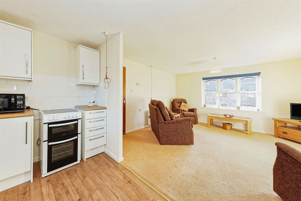 1 bed flat for saleAbbey Fields, Faversham ME13 photo 4