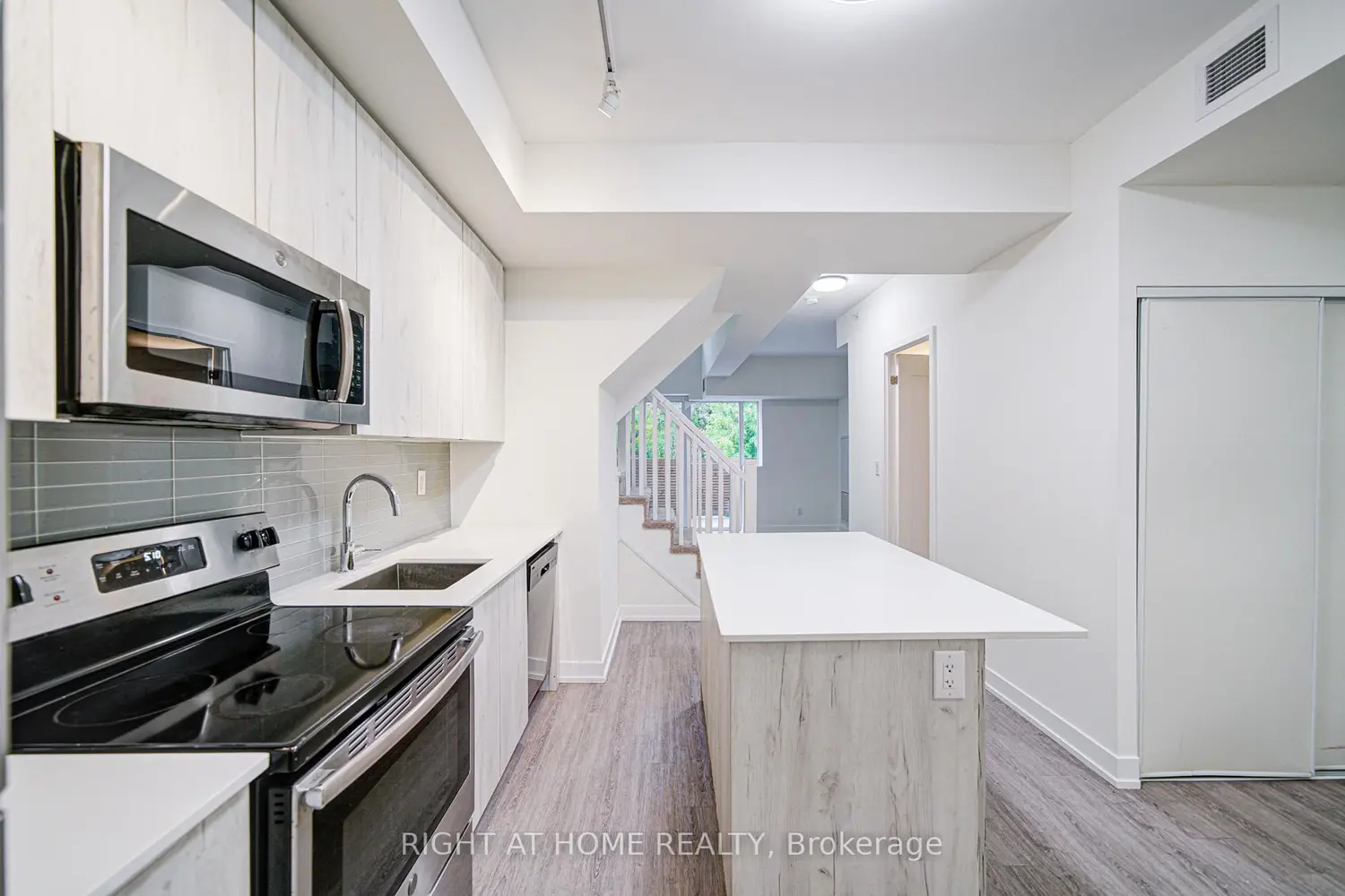 Additional image 8 of 1350 Kingston Road Th03