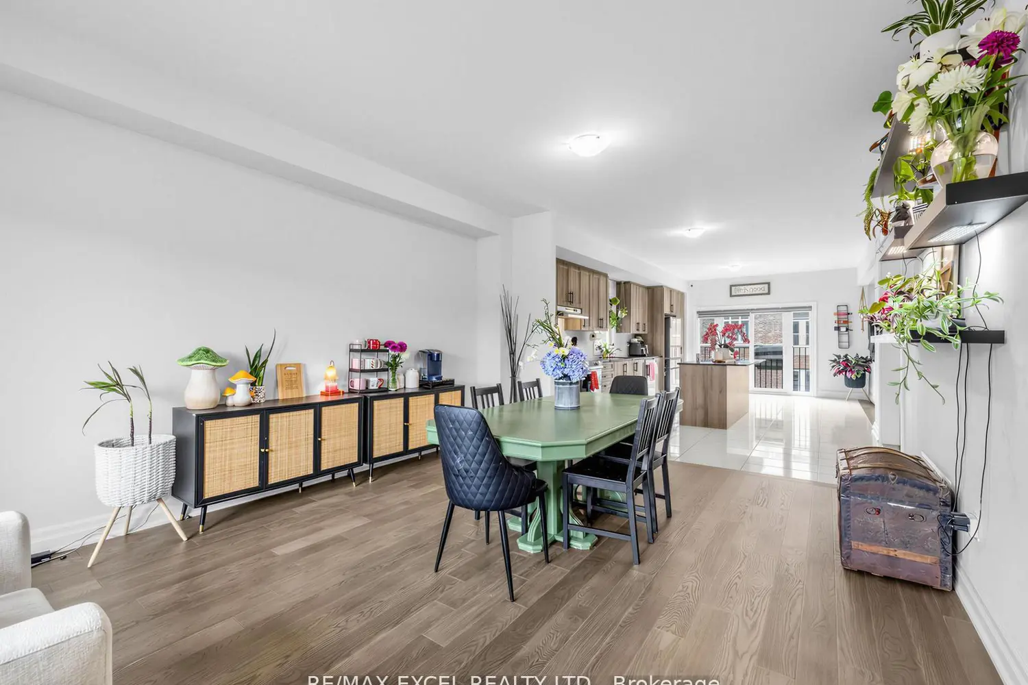 1454 Stovell Crescent photo 4