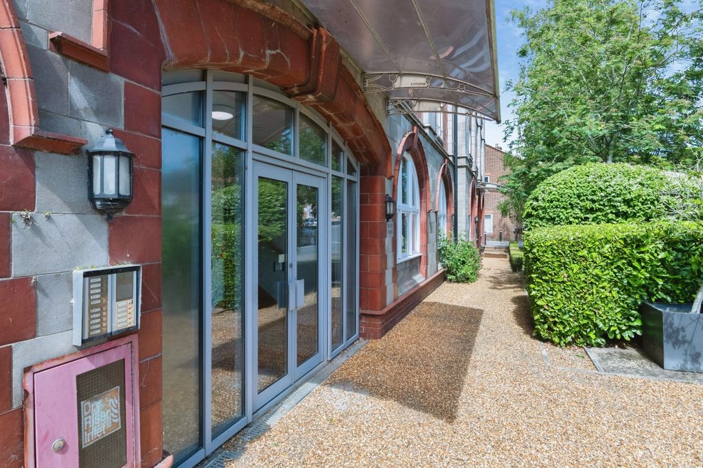 2 bed flat for saleDownton, Salisbury SP5 photo 3