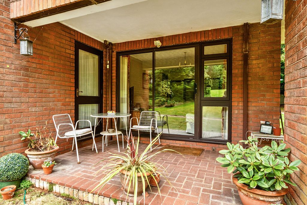 Additional image 8 of 3 bed flat for saleRaylands Mead, Gerrards Cross, Buckinghamshire SL9