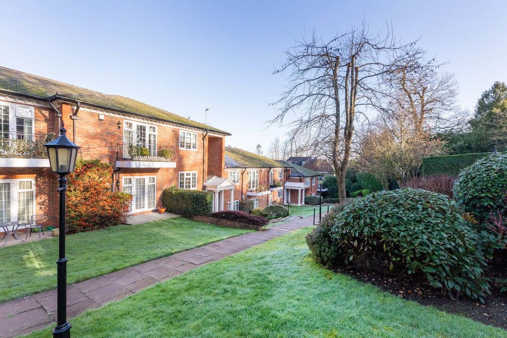 3 bed flat for saleOak End Way, Gerrards Cross SL9