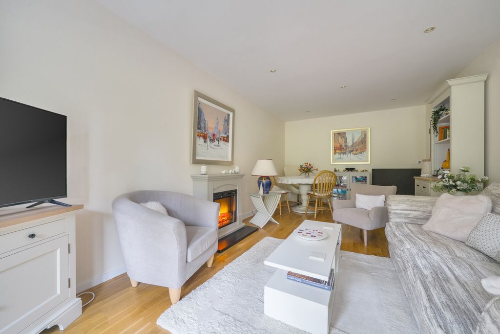 Additional image 18 of 2 bed flat for saleSouth Park, Gerrards Cross, Buckinghamshire SL9
