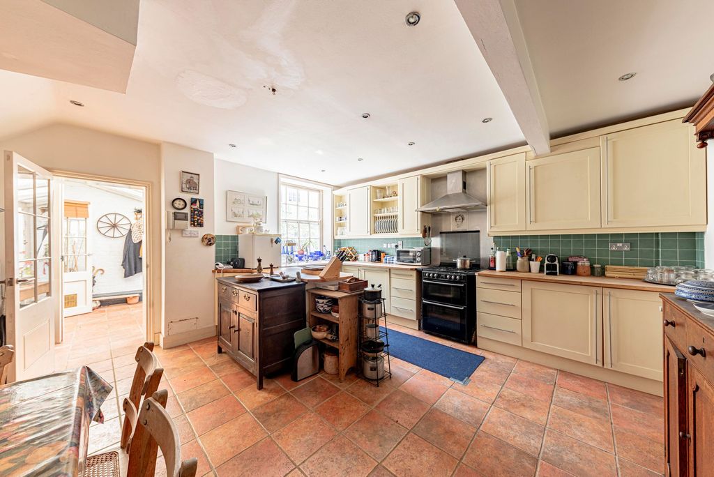 3 bed flat for saleLeslie Smith Drive, Faversham ME13 photo 3