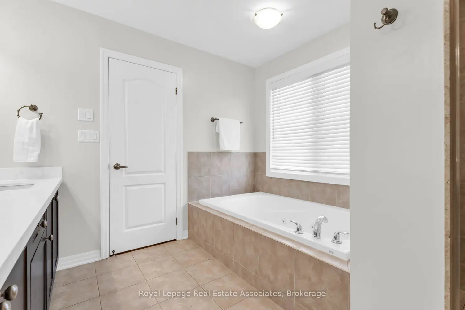 879 Etherington Way photo 5