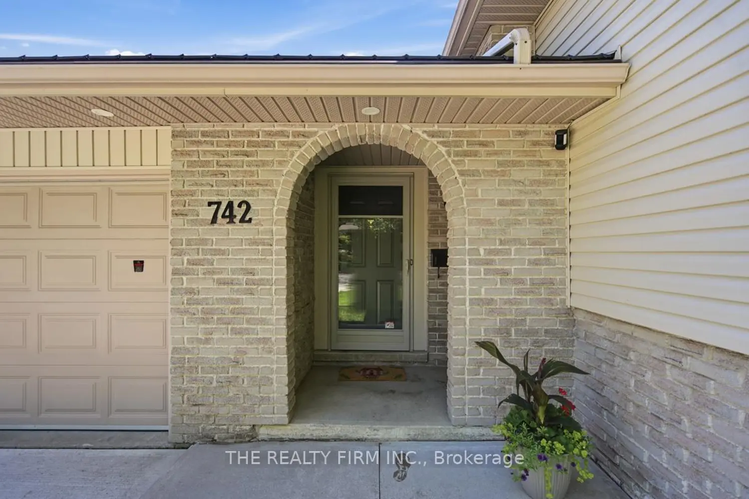 742 Cranbrook Road photo 2