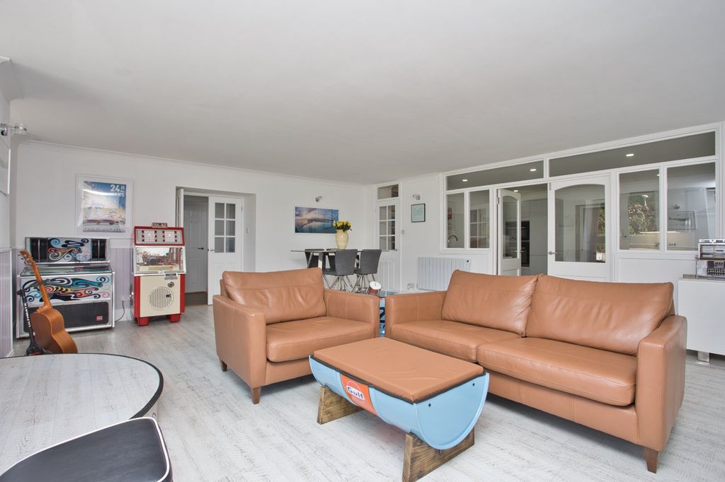 2 bed flat for saleThe Leas, Folkestone CT20 photo 5