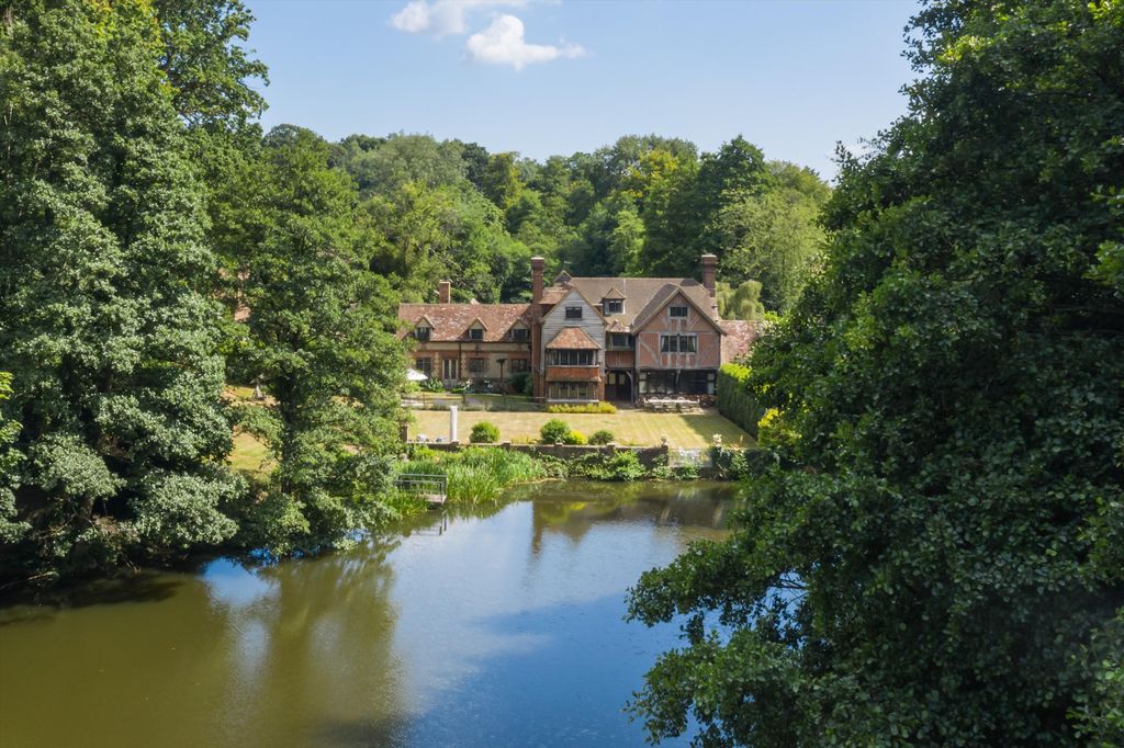 5 bed link detached house for saleEnton, Godalming, Surrey GU8