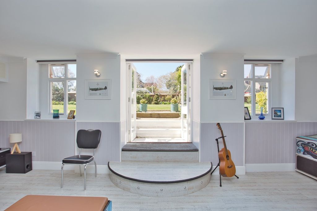 2 bed flat for saleThe Leas, Folkestone CT20 photo 2