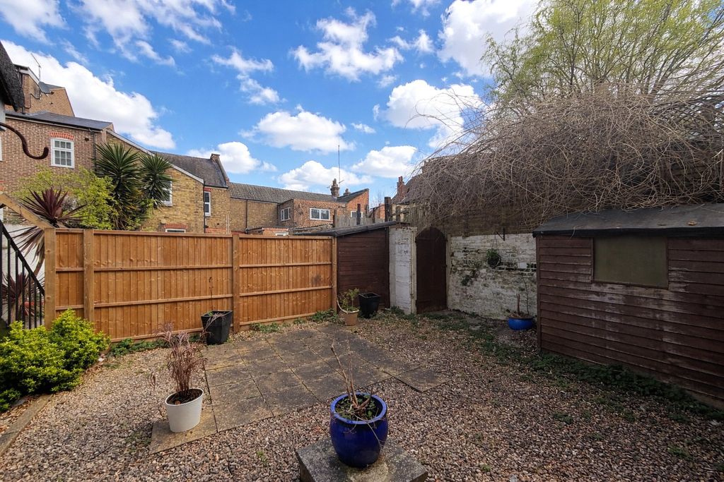 2 bed flat for salePleasant Row, Brompton, Kent ME7 photo 3
