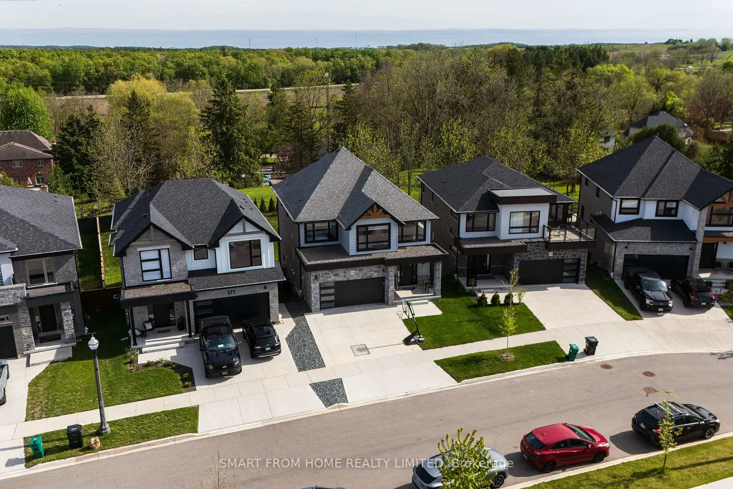 581 Doonwoods Crescent photo 3