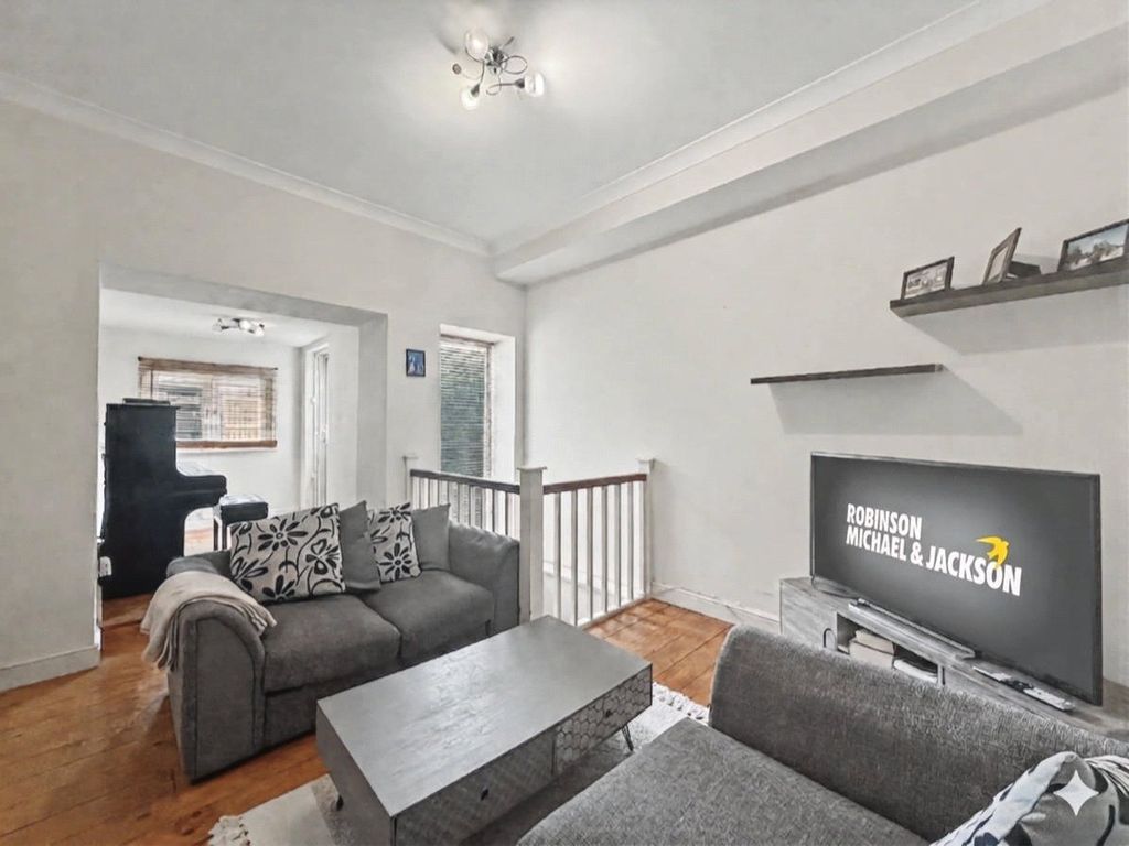 2 bed flat for salePleasant Row, Brompton, Kent ME7 photo 2