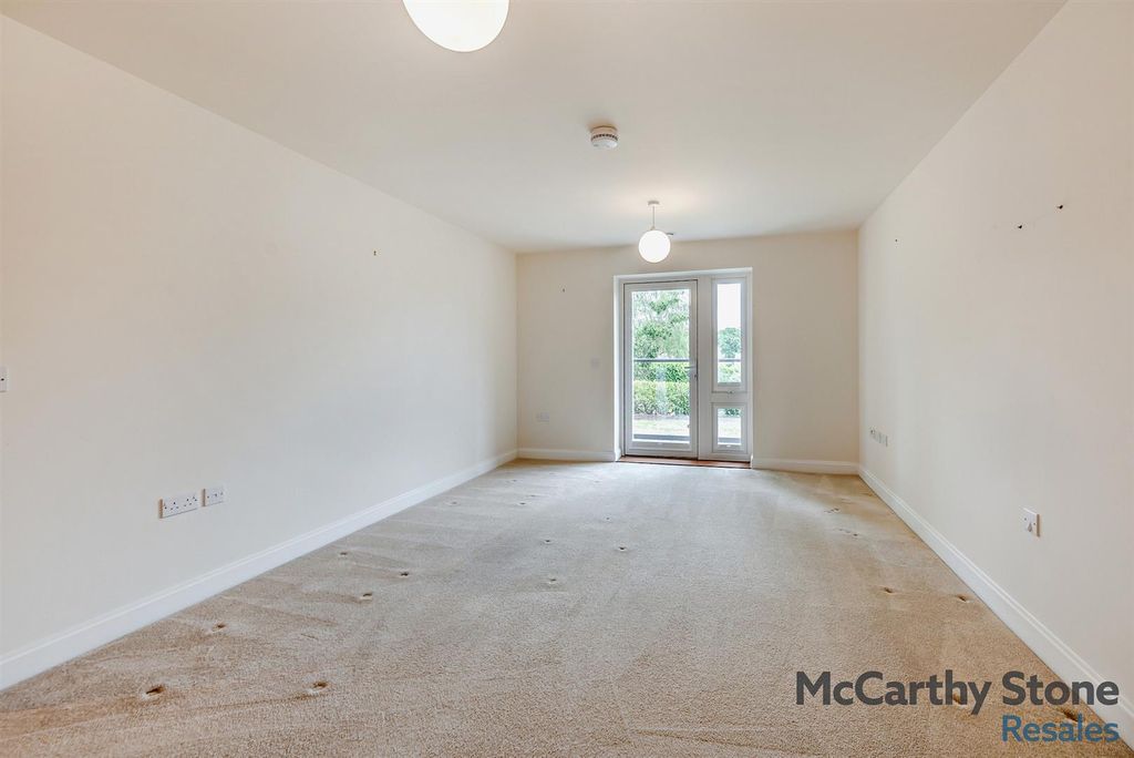 2 bed flat for saleWeavers House, Highgate Hill, Hawkhurst TN18 photo 4