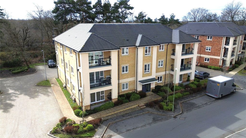 2 bed flat for saleHurst Avenue, Blackwater, Camberley, Hampshire GU17