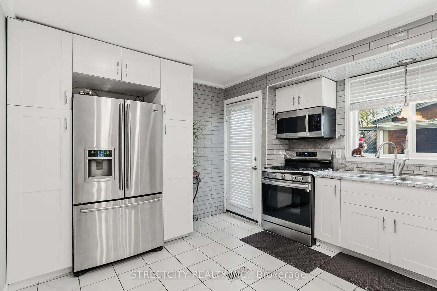 68 Downing Crescent photo 4