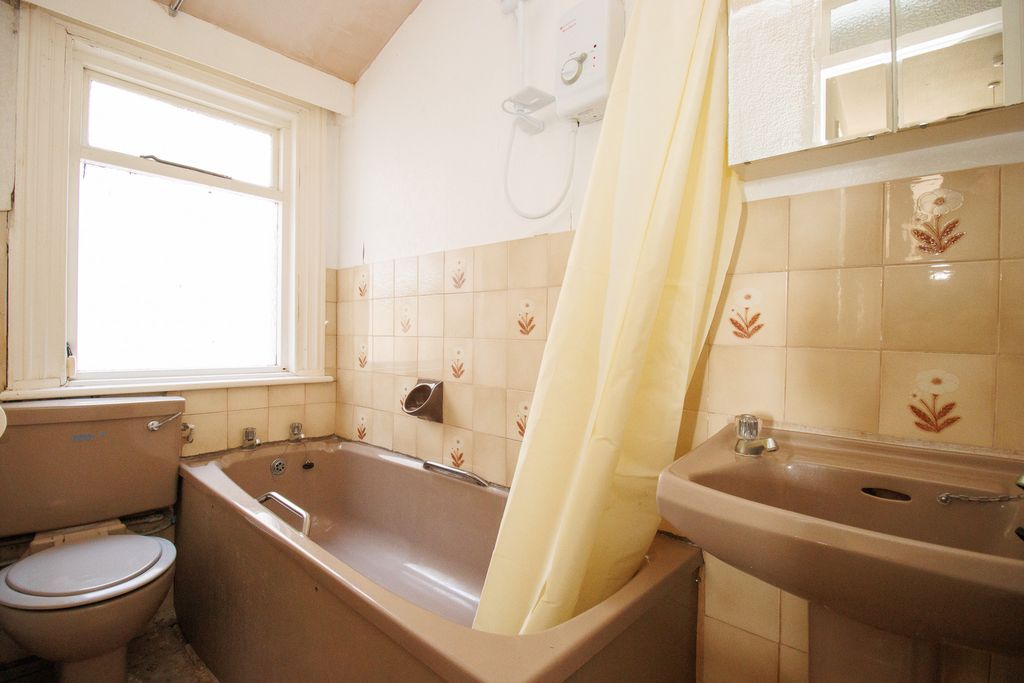 2 bed flat for saleThe Crescent, Filey YO14 photo 4