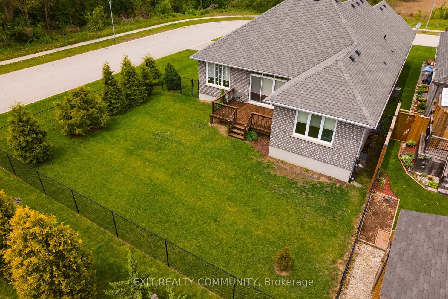598 Bennett Crescent photo 2