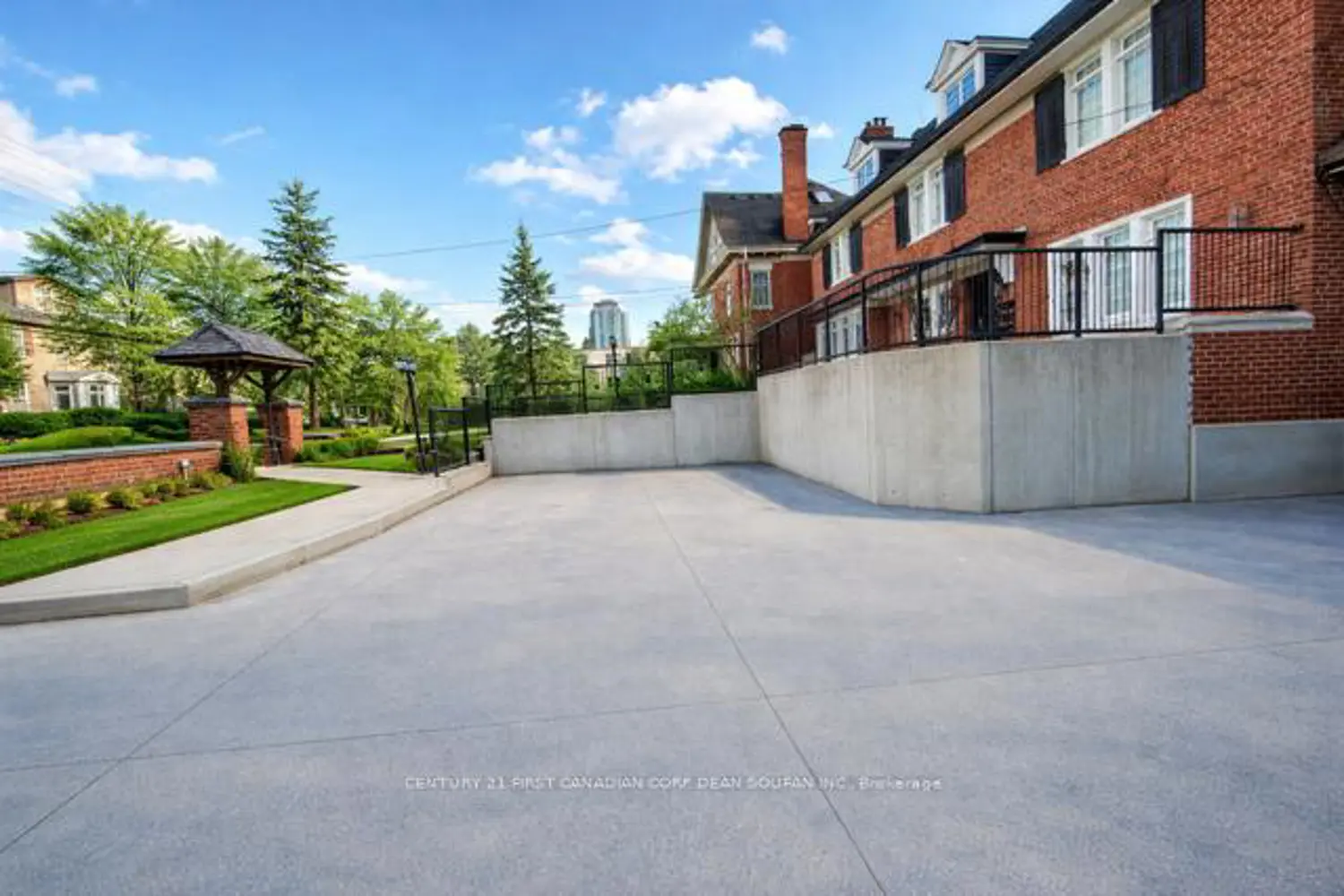 653 Talbot Street photo 3