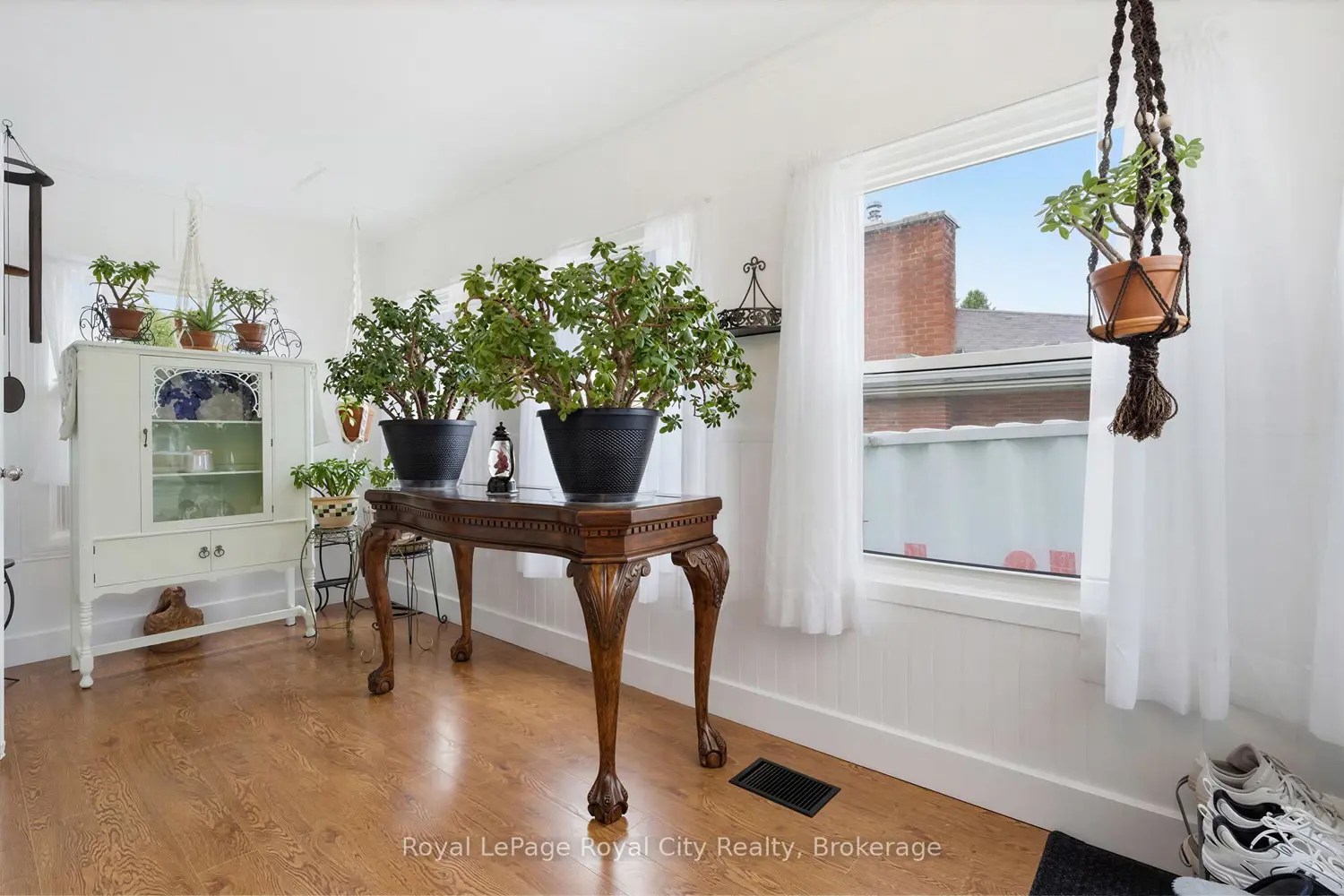 513 Speedvale Avenue photo 3