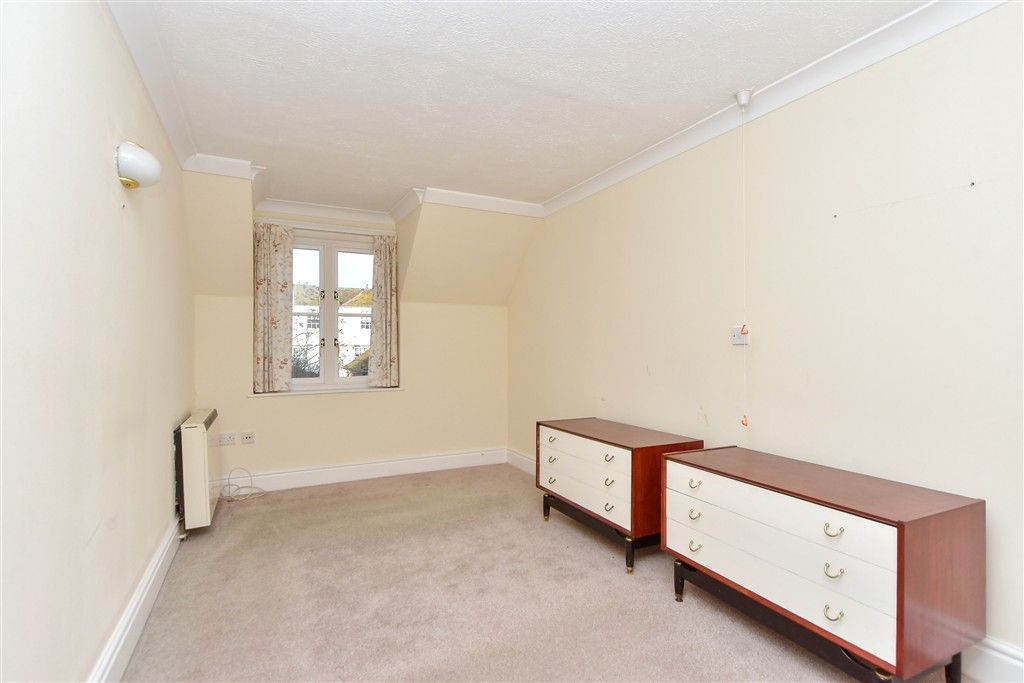 2 bed flat for saleMiddle Row, Faversham, Kent ME13 photo 3