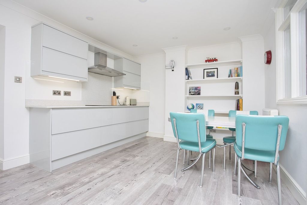 2 bed flat for saleThe Leas, Folkestone CT20 photo 4