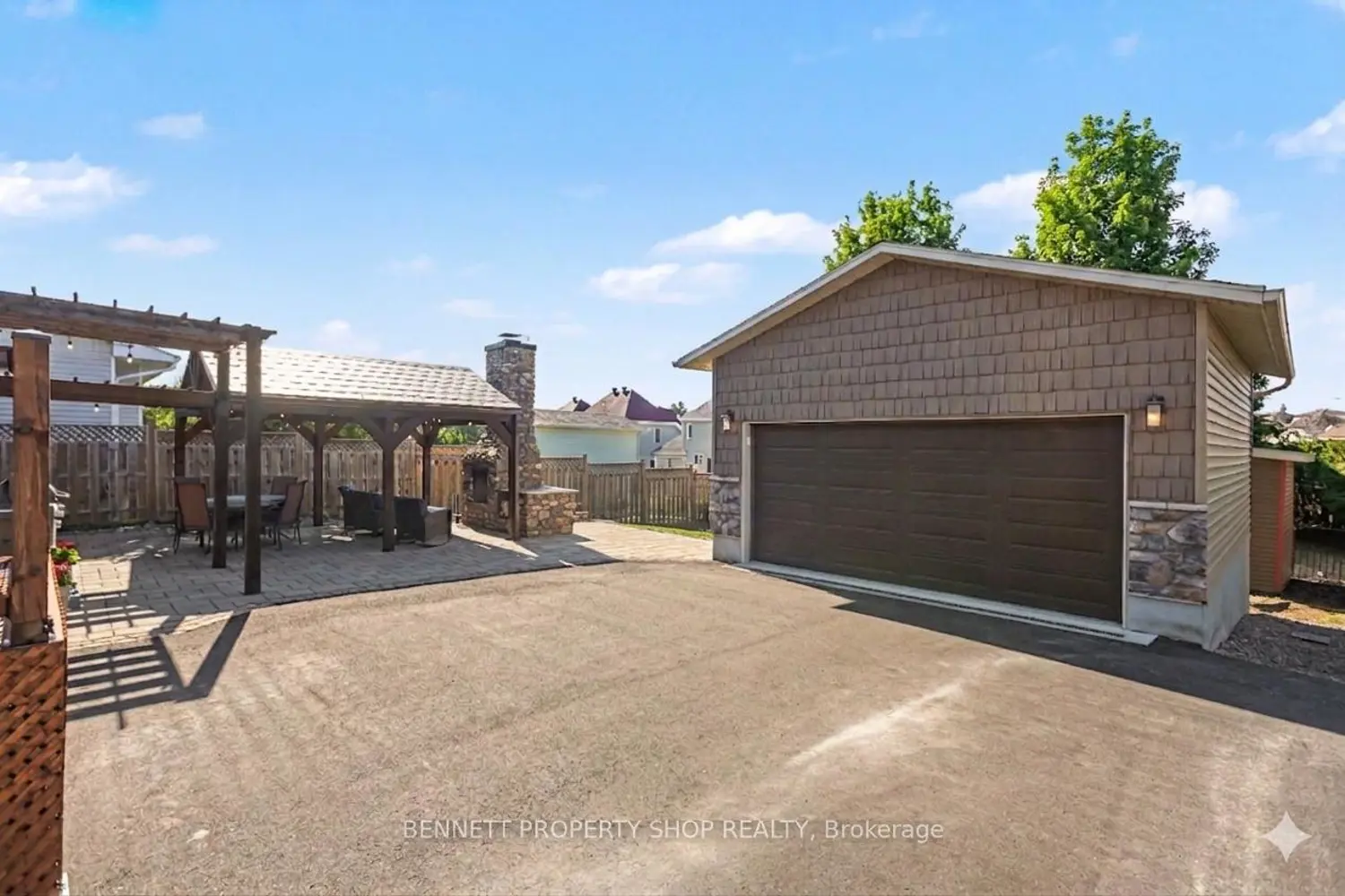 493 Laurier Street photo 3