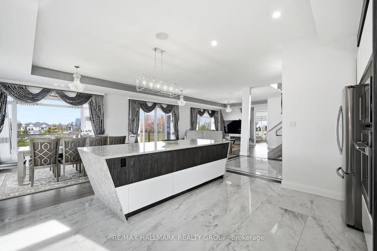 225 Summerview Terrace photo 2