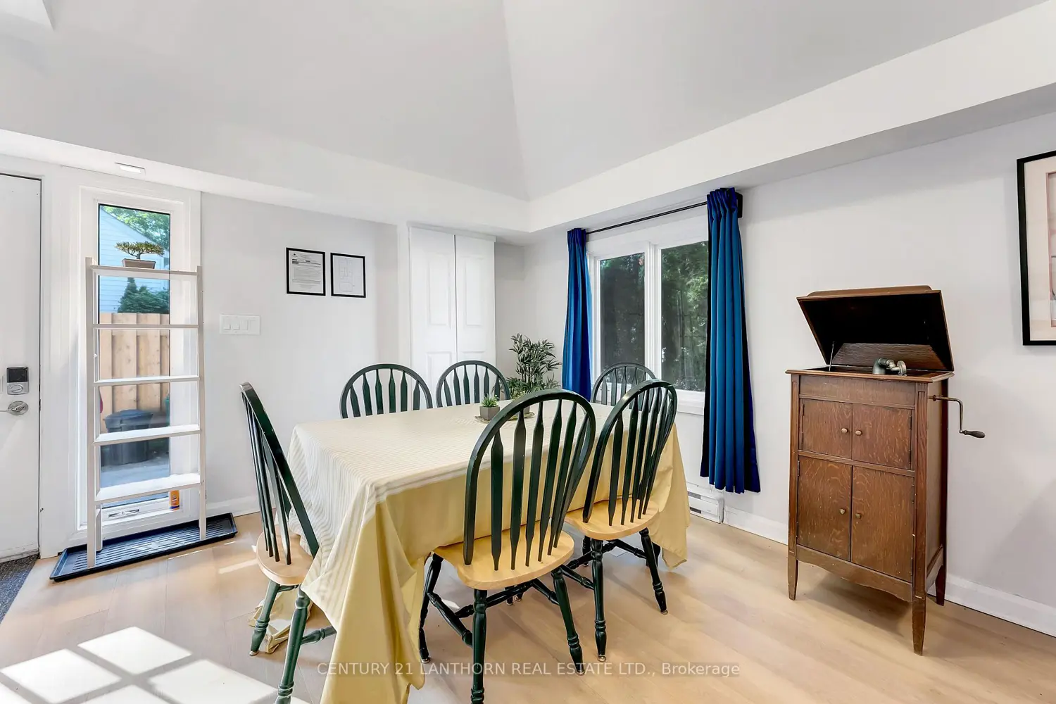 29 1/2 Washburn Street photo 4